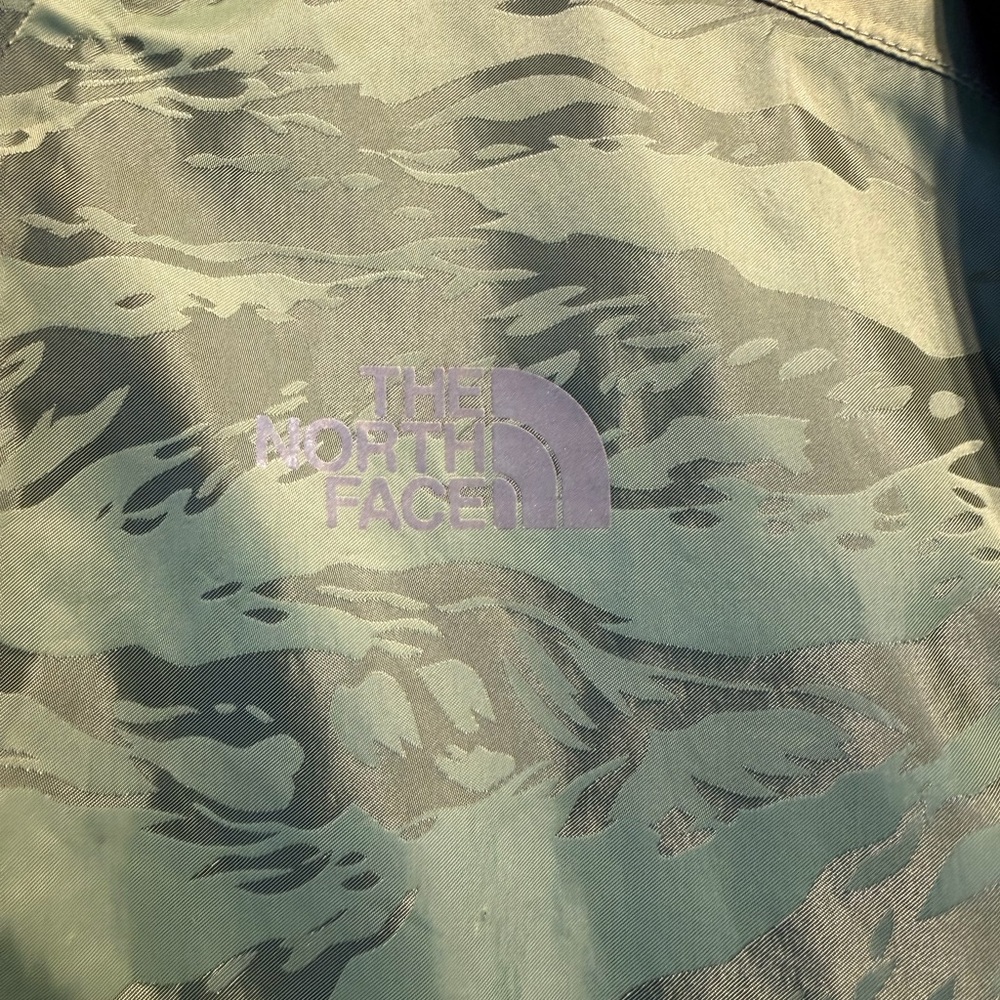The North Face Green Camo Lightweight Hooded Jacket - Picture 3 of 10